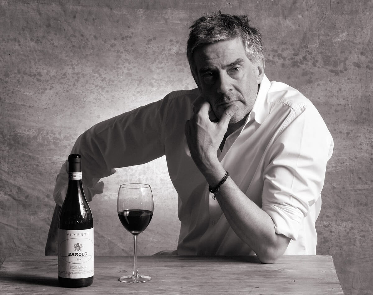 Wit overhemd gedragen door een man